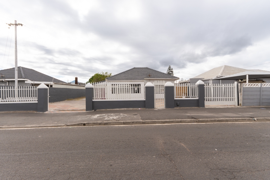 8 Bedroom Property for Sale in Parow Valley Western Cape
